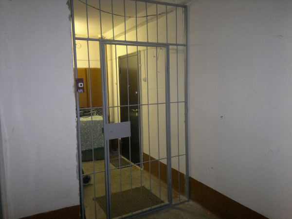 Тамбурная дверь